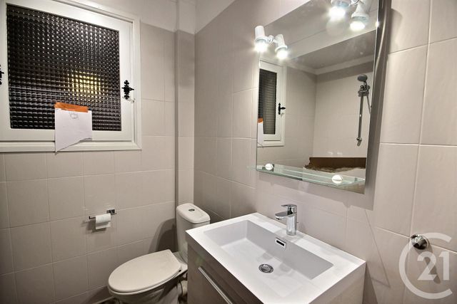 Appartement T3 &agrave; louer - 3 pi&egrave;ces - 46,70 m2 - Antibes - 06 - PROVENCE-ALPES-COTE-D-AZUR