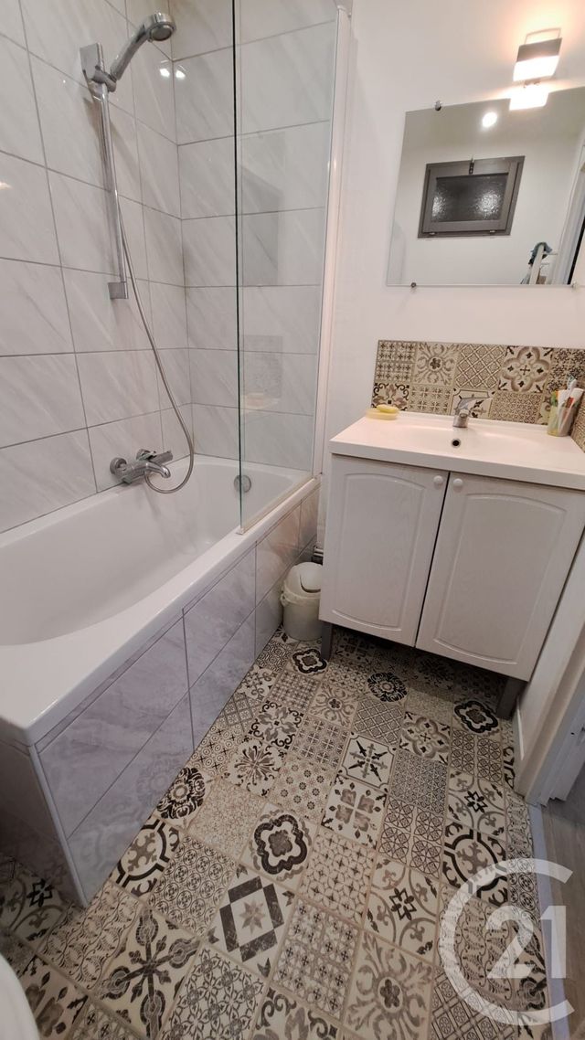 Appartement F4 &agrave; louer - 4 pi&egrave;ces - 73,43 m2 - Antibes - 06 - PROVENCE-ALPES-COTE-D-AZUR